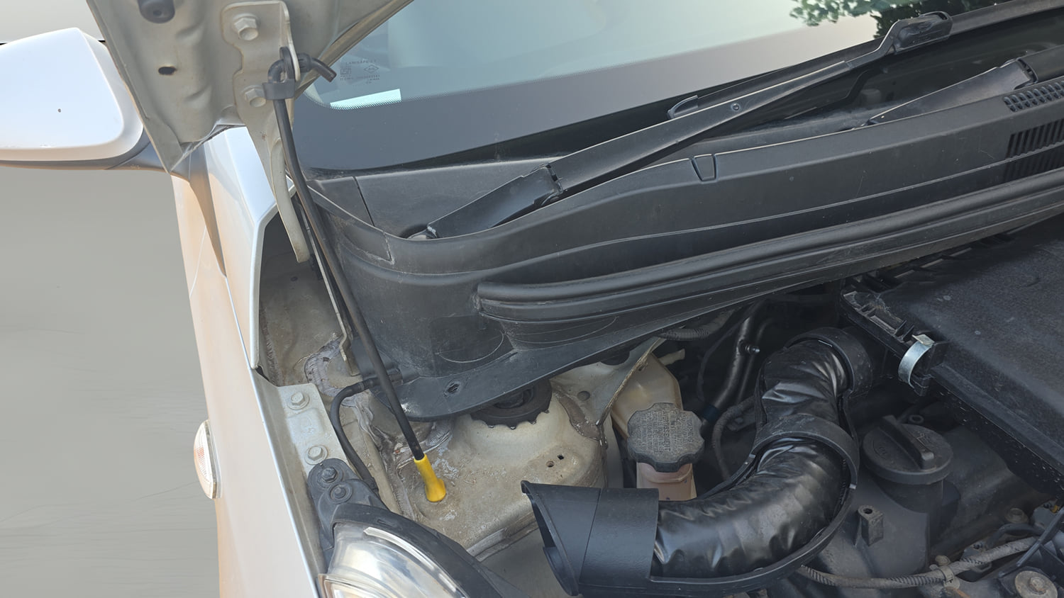 Used 2018 Hyundai Grand i10 Magna 1.2 Kappa VTVT Petrol Manual engine ENGINE RIGHT SIDE HINGE & APRON VIEW