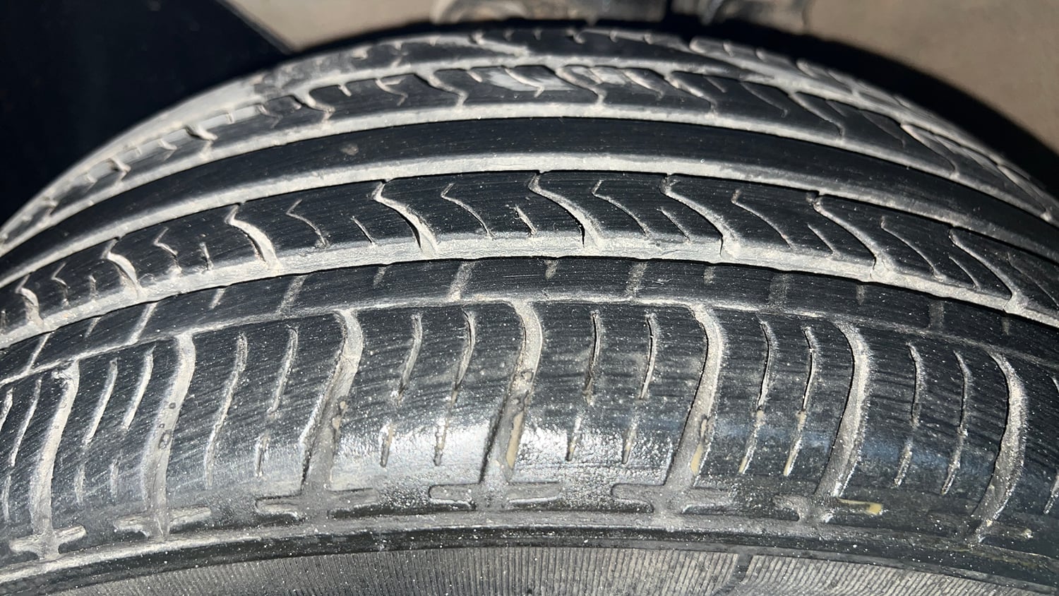 Used 2019 Hyundai Elite i20 Magna Executive 1.2 Petrol Manual tyres LEFT FRONT TYRE TREAD VIEW