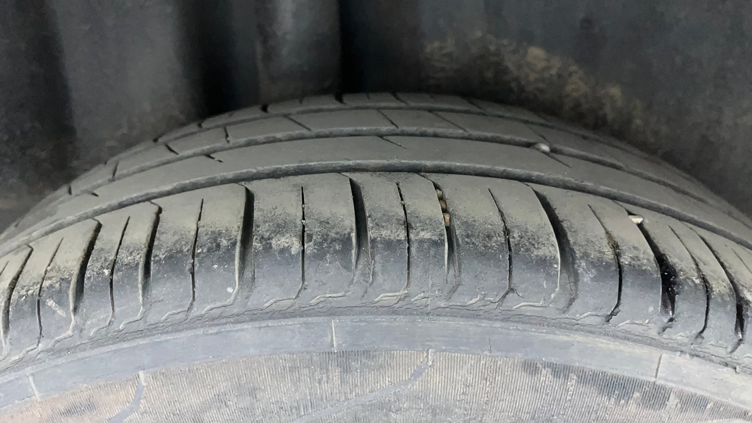 Used 2016 Volkswagen Ameo Highline 1.5L AT Diesel Automatic tyres RIGHT REAR TYRE TREAD VIEW