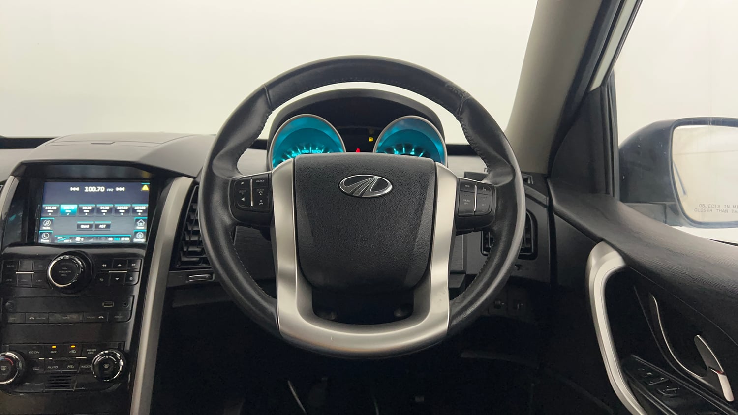 Used 2018 Mahindra XUV500 W9 Diesel Manual interior STEERING VIEW