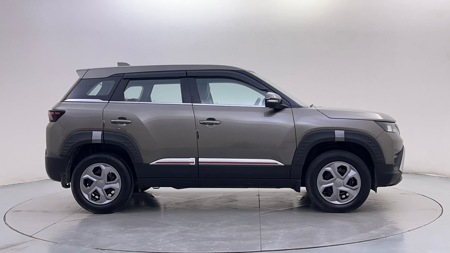 Used 2023 Maruti Suzuki Brezza Vxi AT Petrol Automatic exterior RIGHT SIDE VIEW