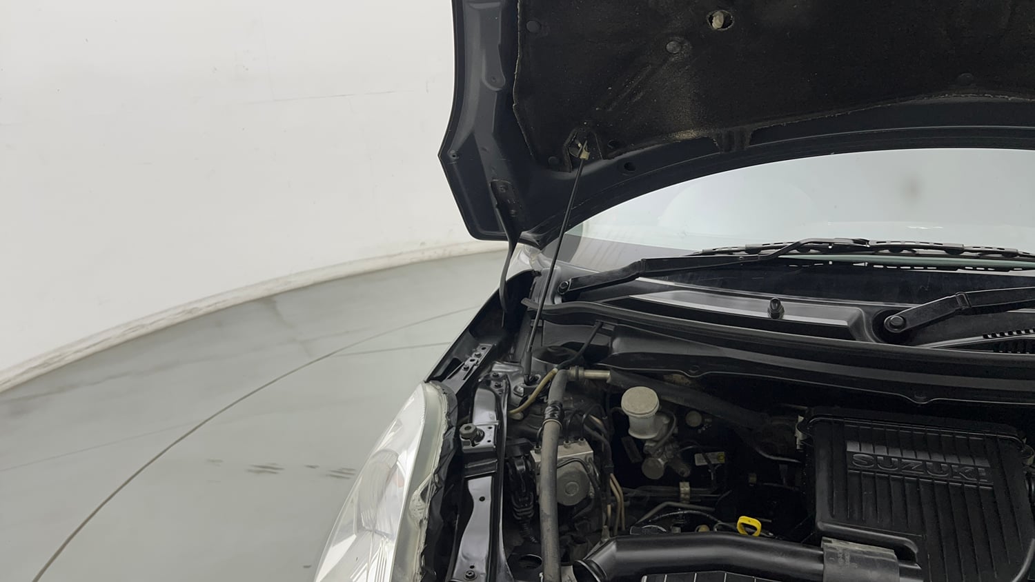 Used 2016 Maruti Suzuki Swift ZXi Petrol Manual engine ENGINE RIGHT SIDE HINGE & APRON VIEW