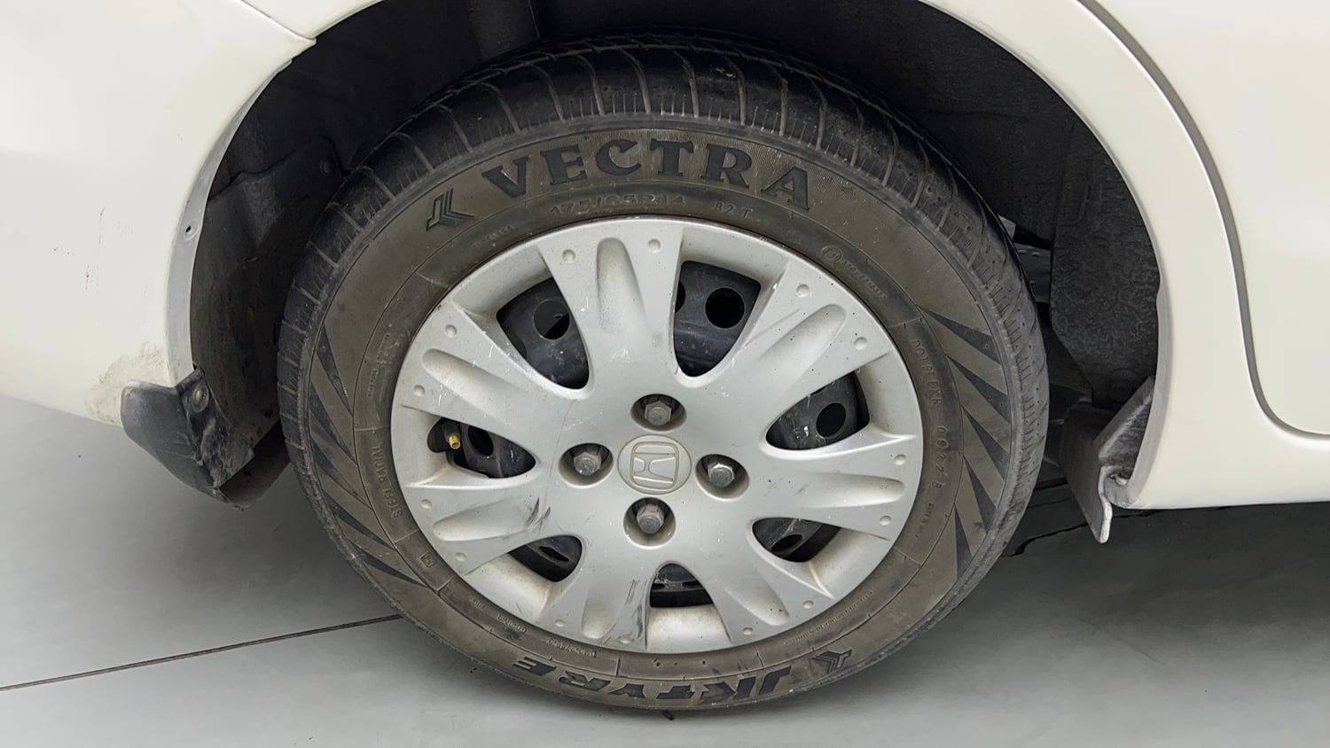 Used 2014 Honda Amaze 1.2 S i-VTEC Petrol Manual tyres RIGHT REAR TYRE RIM VIEW