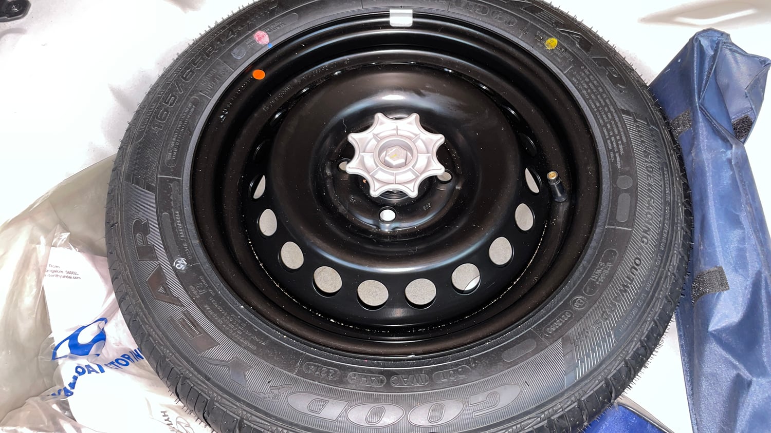 Used 2014 Hyundai Grand i10 Asta AT 1.2 Kappa VTVT Petrol Automatic tyres SPARE TYRE VIEW