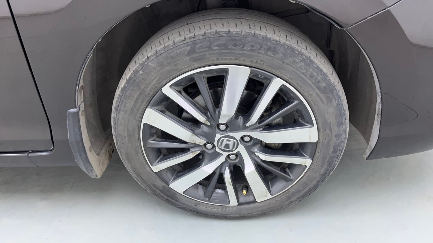 Used 2020 Honda City VX CVT Petrol Petrol Automatic tyres RIGHT FRONT TYRE RIM VIEW