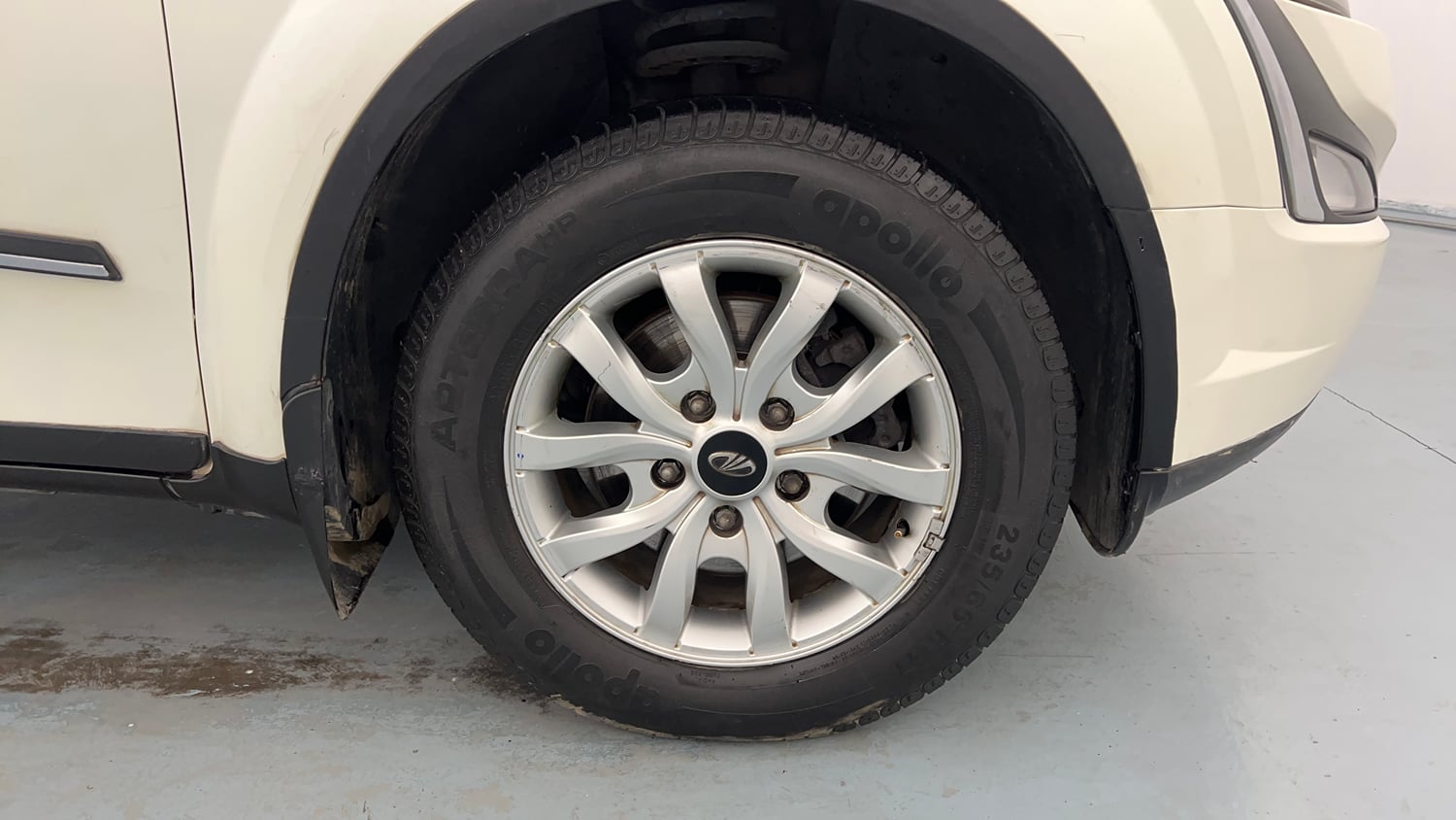 Used 2018 Mahindra XUV500 W9 Diesel Manual tyres RIGHT FRONT TYRE RIM VIEW