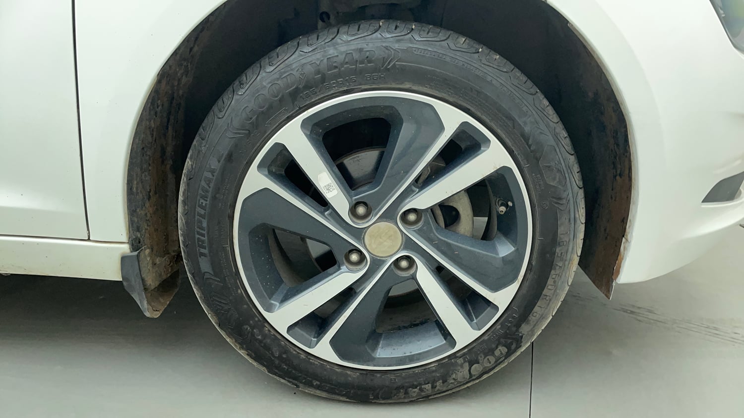 Used 2022 Tata Altroz XZA Petrol Petrol Automatic tyres RIGHT FRONT TYRE RIM VIEW