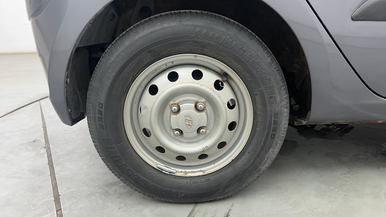 Used 2016 Hyundai i10 Magna 1.1 iRDE2 Petrol Manual tyres RIGHT REAR TYRE RIM VIEW