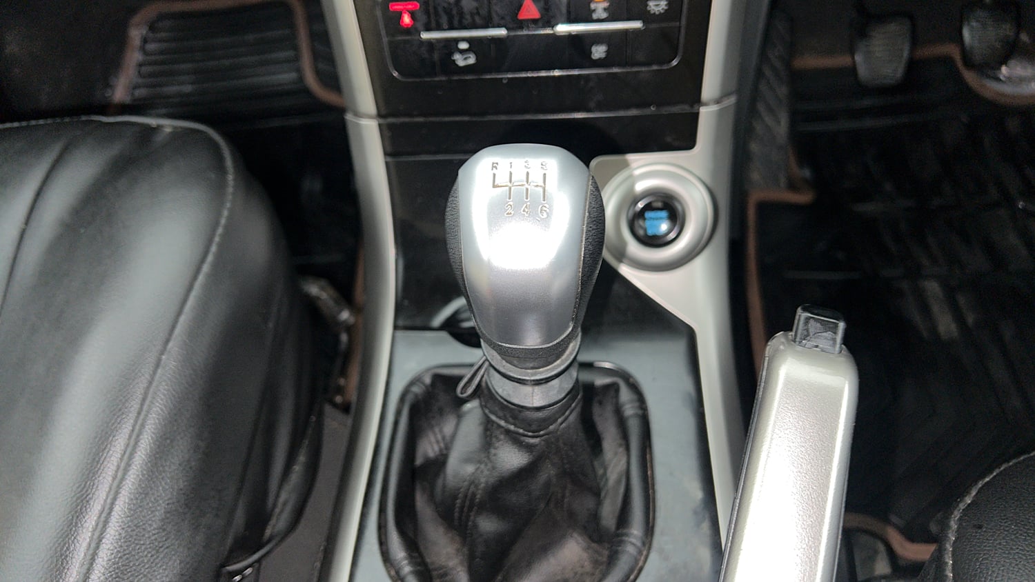 Used 2018 Mahindra XUV500 W9 Diesel Manual interior GEAR  KNOB VIEW