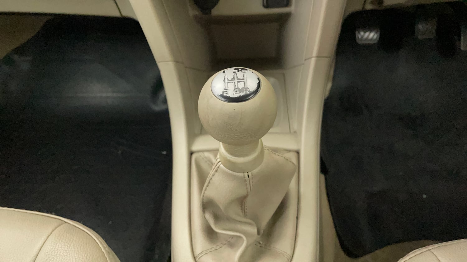 Used 2016 Maruti Suzuki Swift Dzire VXI Petrol Manual interior GEAR  KNOB VIEW