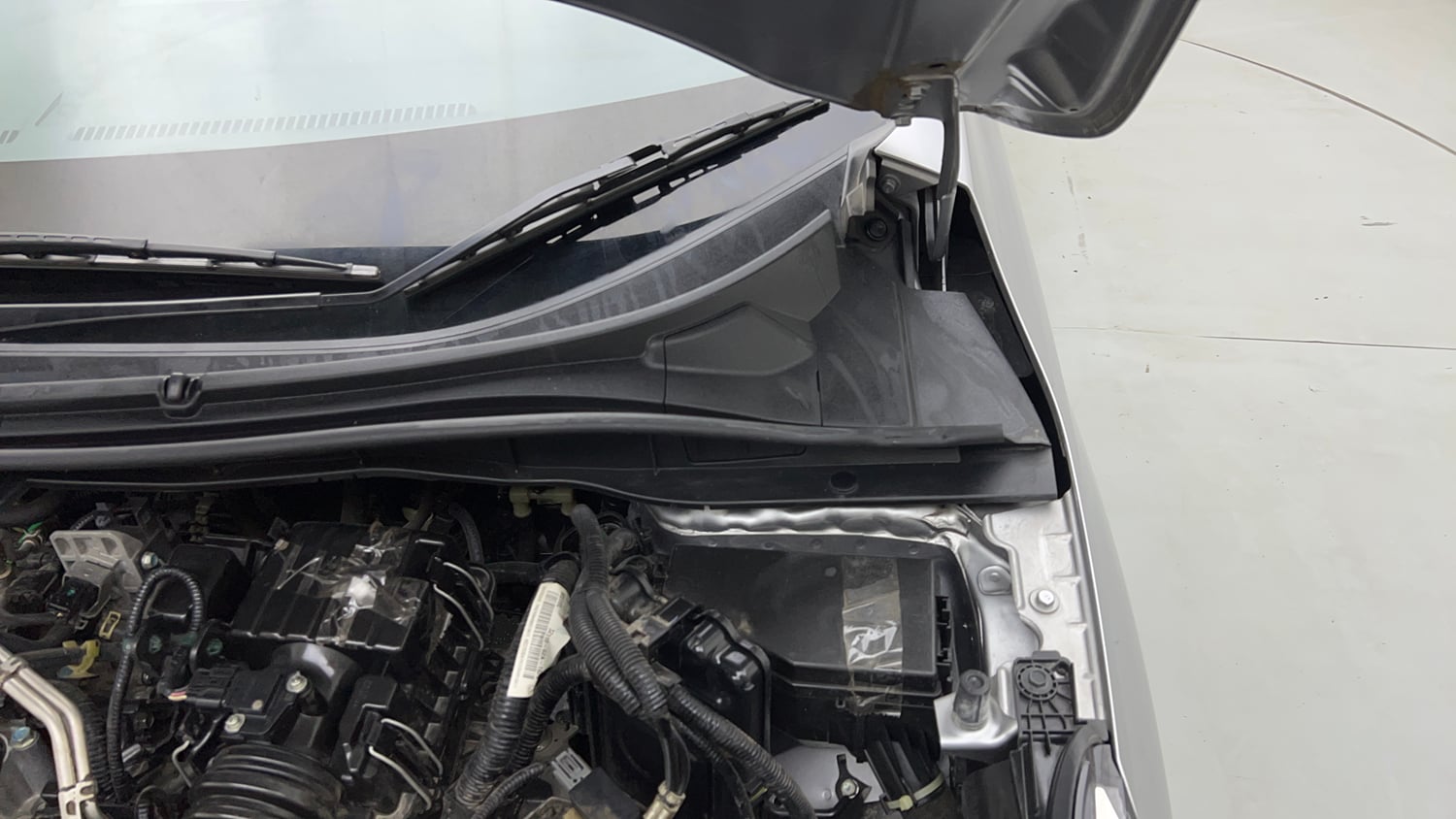Used 2023 Honda City V Petrol CVT Petrol Automatic engine ENGINE LEFT SIDE HINGE & APRON VIEW