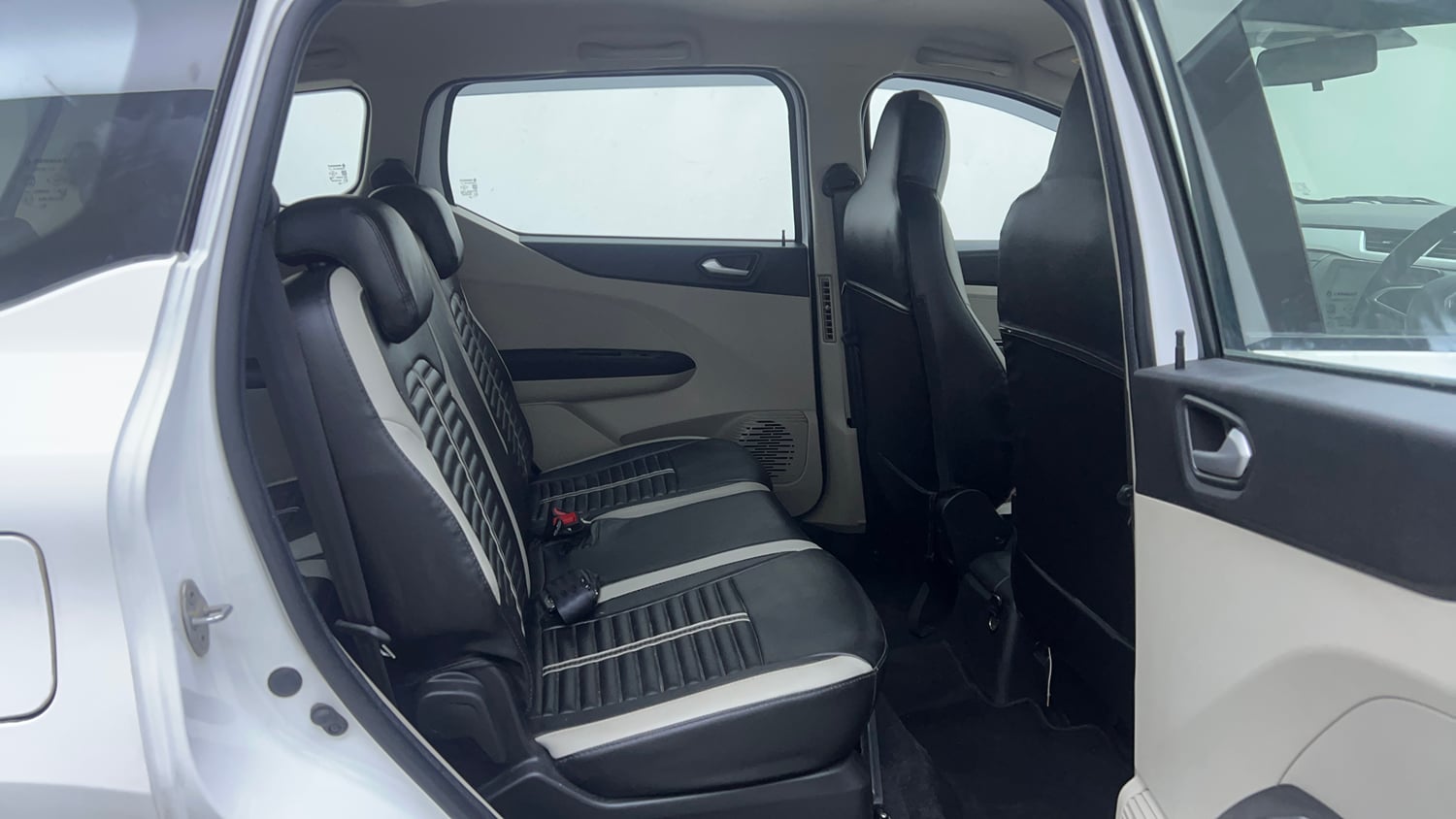 Used 2021 Renault Triber RXZ EASY-R AMT Petrol Automatic interior RIGHT SIDE REAR DOOR CABIN VIEW