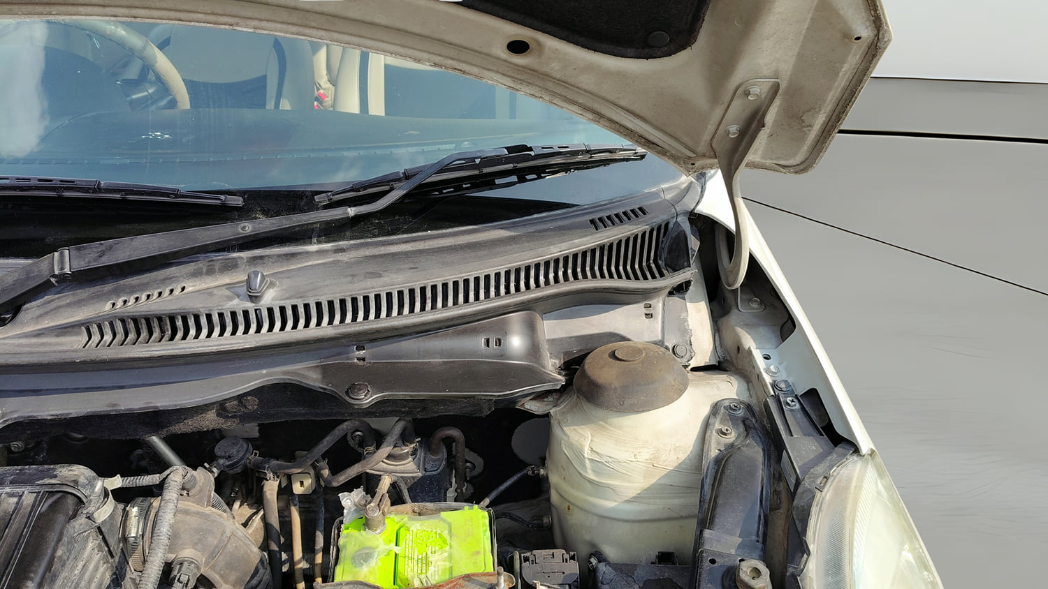 Used 2012 Maruti Suzuki Swift Dzire ZXI Petrol Manual engine ENGINE RIGHT SIDE HINGE & APRON VIEW