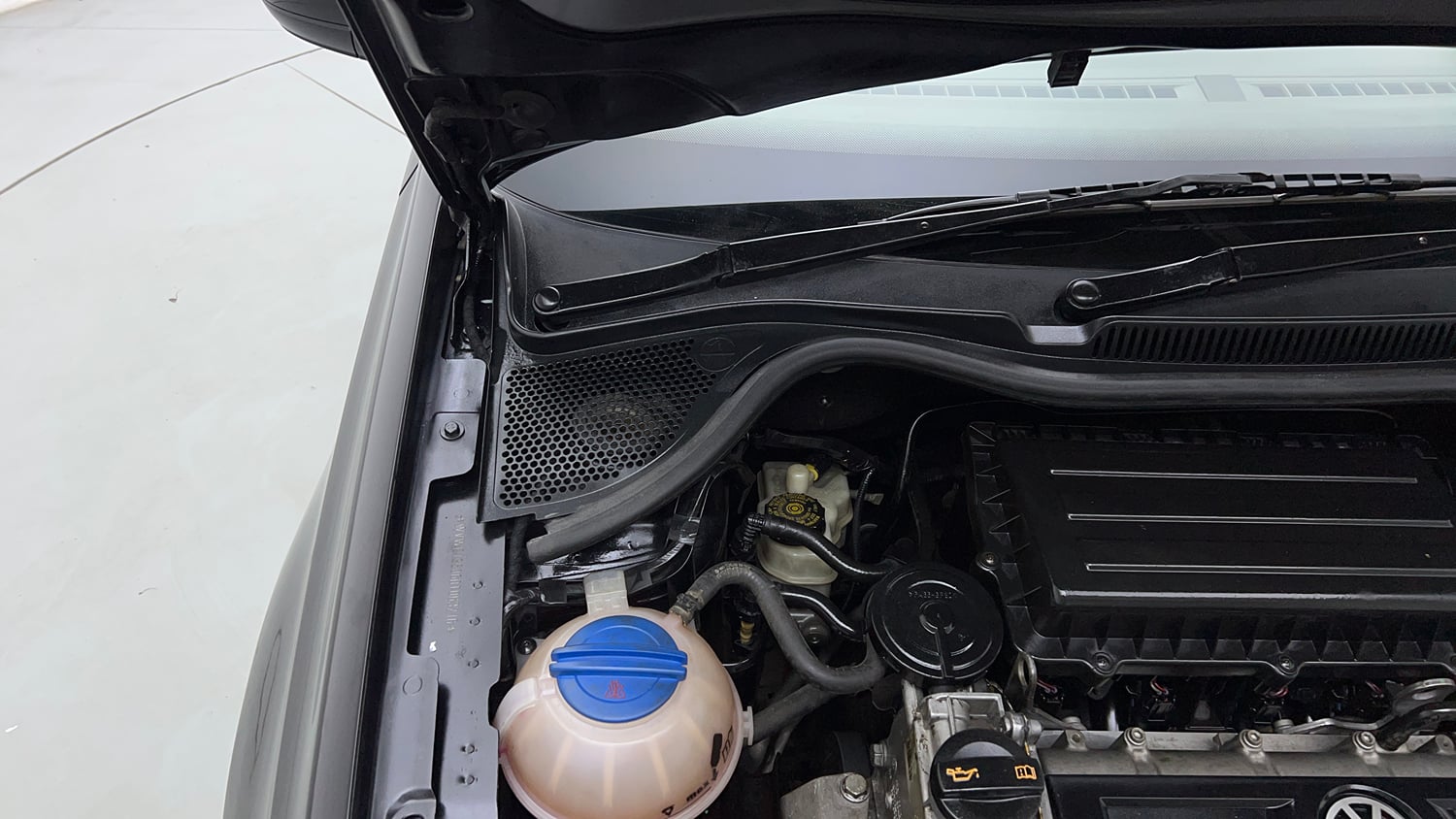 Used 2013 Volkswagen Vento Highline Petrol AT Petrol Automatic engine ENGINE RIGHT SIDE HINGE & APRON VIEW