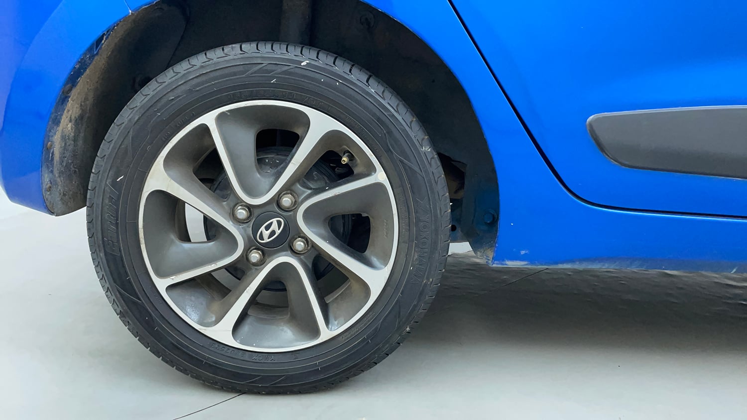 Used 2017 Hyundai Grand i10 Asta 1.2 Kappa VTVT Petrol Manual tyres RIGHT REAR TYRE RIM VIEW
