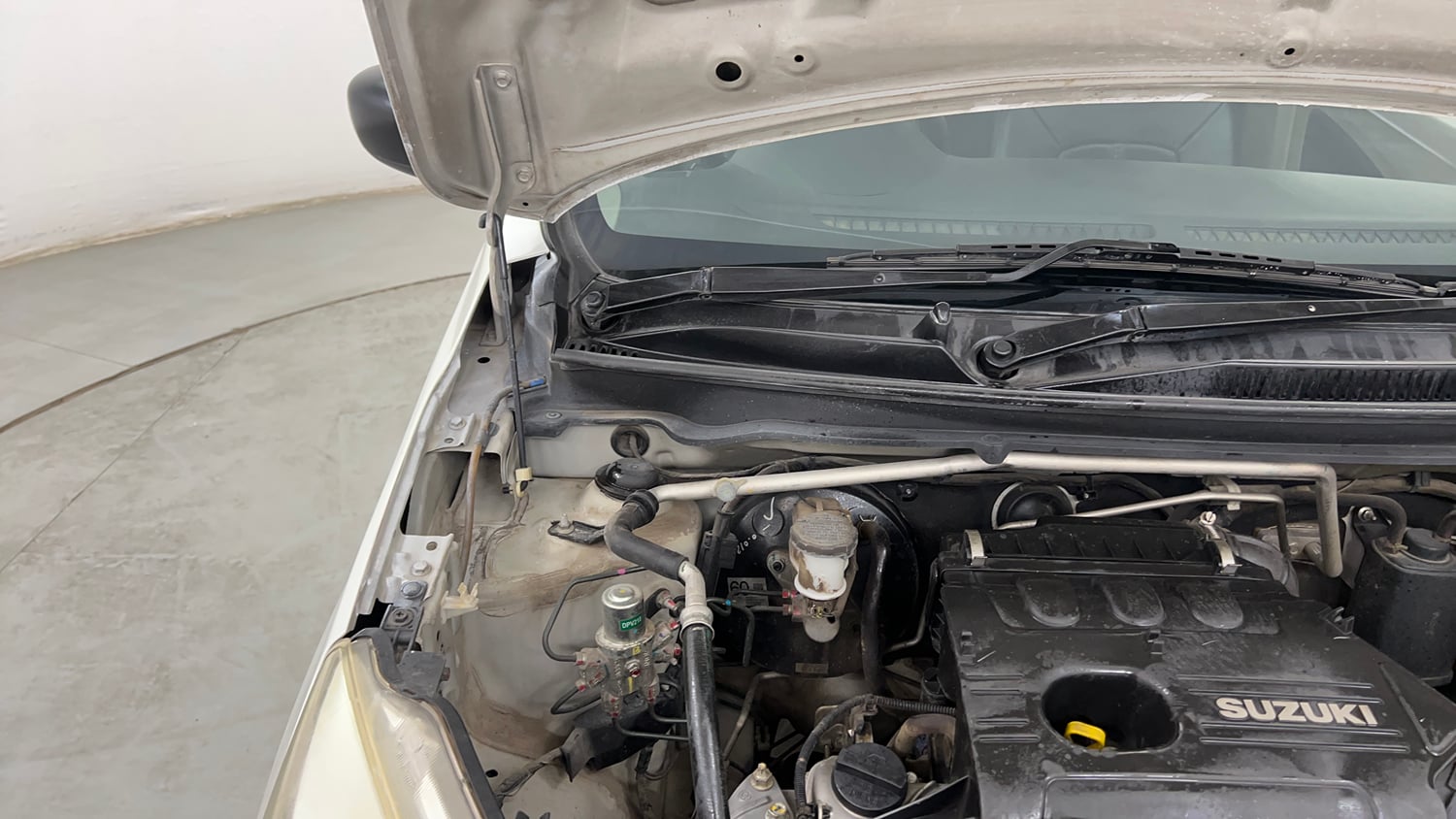 Used 2014 Maruti Suzuki Celerio VXi Petrol Manual engine ENGINE RIGHT SIDE HINGE & APRON VIEW