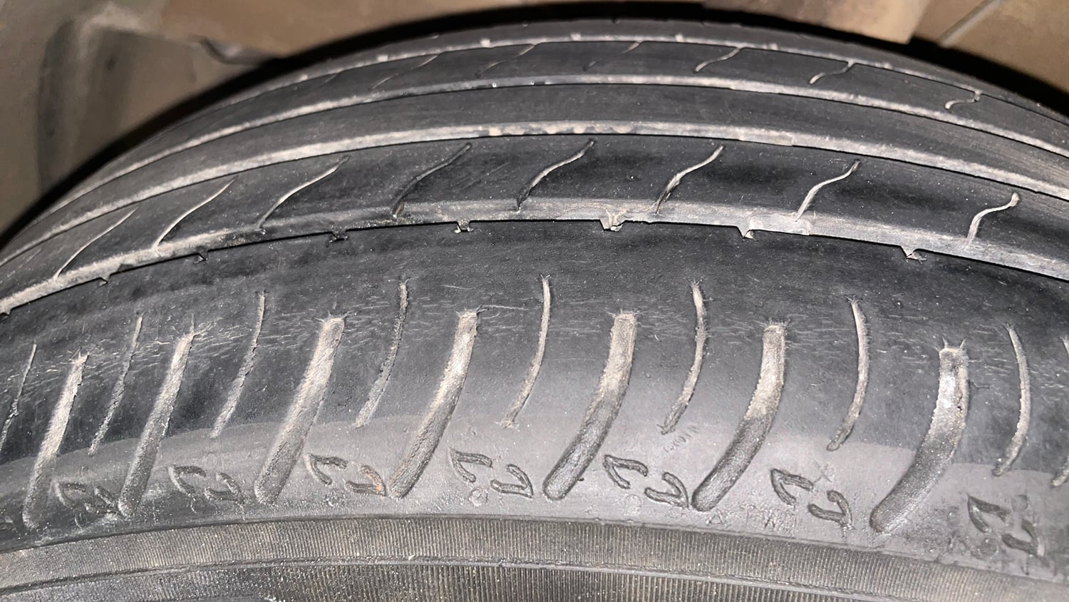 Used 2022 Maruti Suzuki XL6 Alpha Plus AT Petrol Petrol Automatic tyres LEFT FRONT TYRE TREAD VIEW