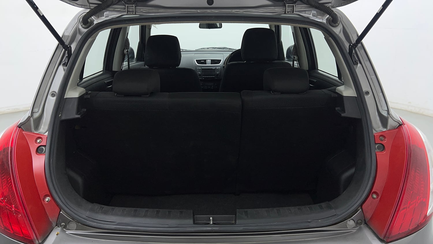 Used 2016 Maruti Suzuki Swift ZXi Petrol Manual interior DICKY INSIDE VIEW