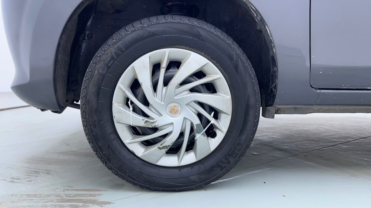 Used 2014 Maruti Suzuki Alto 800 Lxi Petrol Manual tyres LEFT FRONT TYRE RIM VIEW
