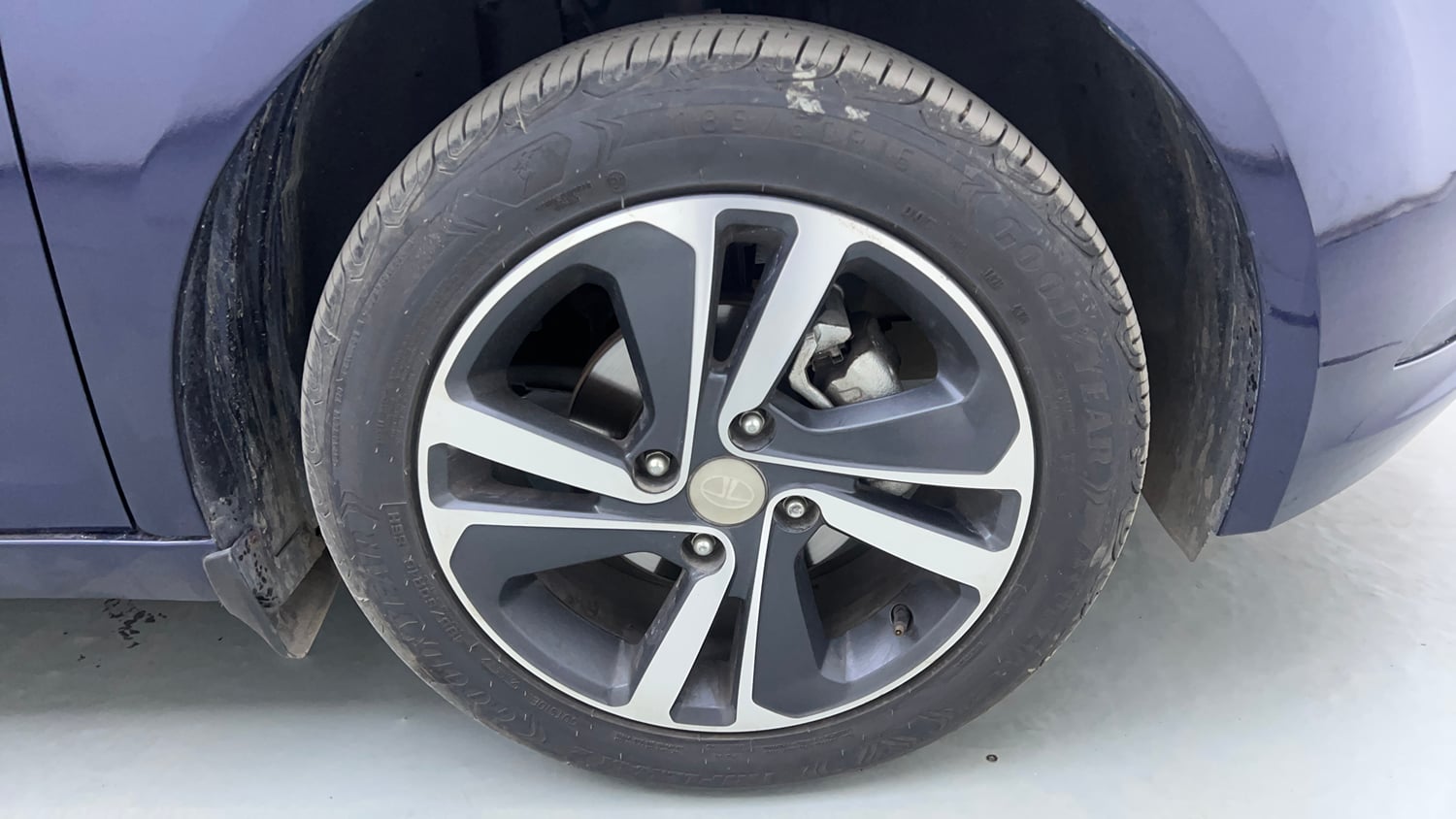 Used 2023 Tata Altroz XZA Plus (S) Petrol Automatic tyres RIGHT FRONT TYRE RIM VIEW