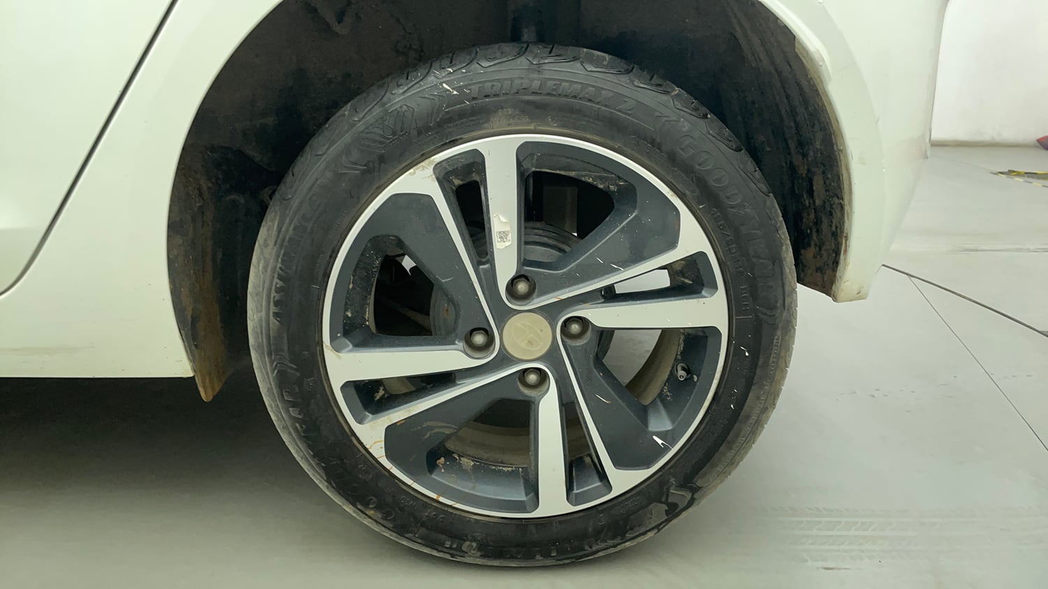 Used 2022 Tata Altroz XZA Petrol Petrol Automatic tyres LEFT REAR TYRE RIM VIEW
