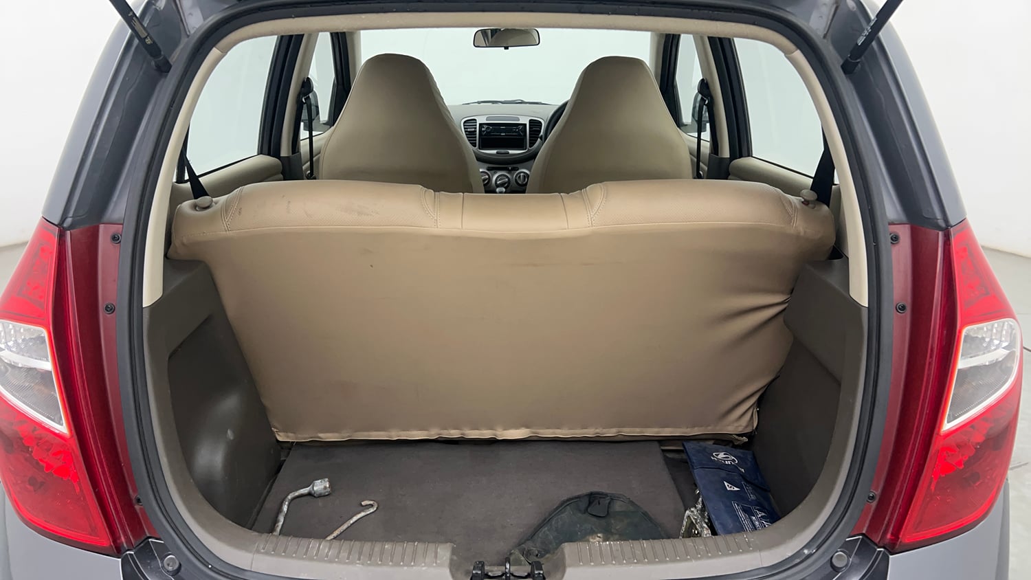 Used 2016 Hyundai i10 Magna 1.1 iRDE2 Petrol Manual interior DICKY INSIDE VIEW