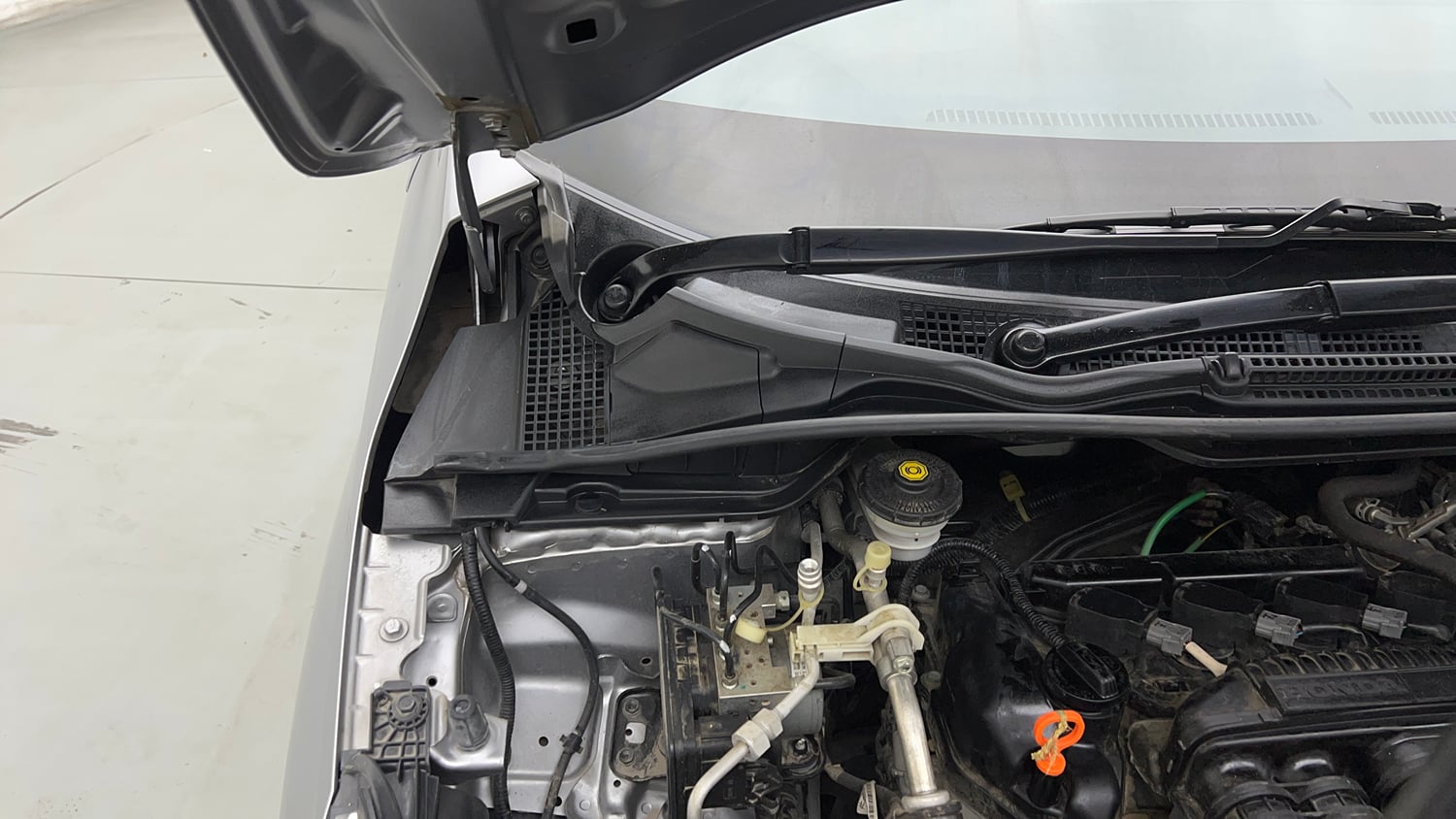 Used 2023 Honda City V Petrol CVT Petrol Automatic engine ENGINE RIGHT SIDE HINGE & APRON VIEW