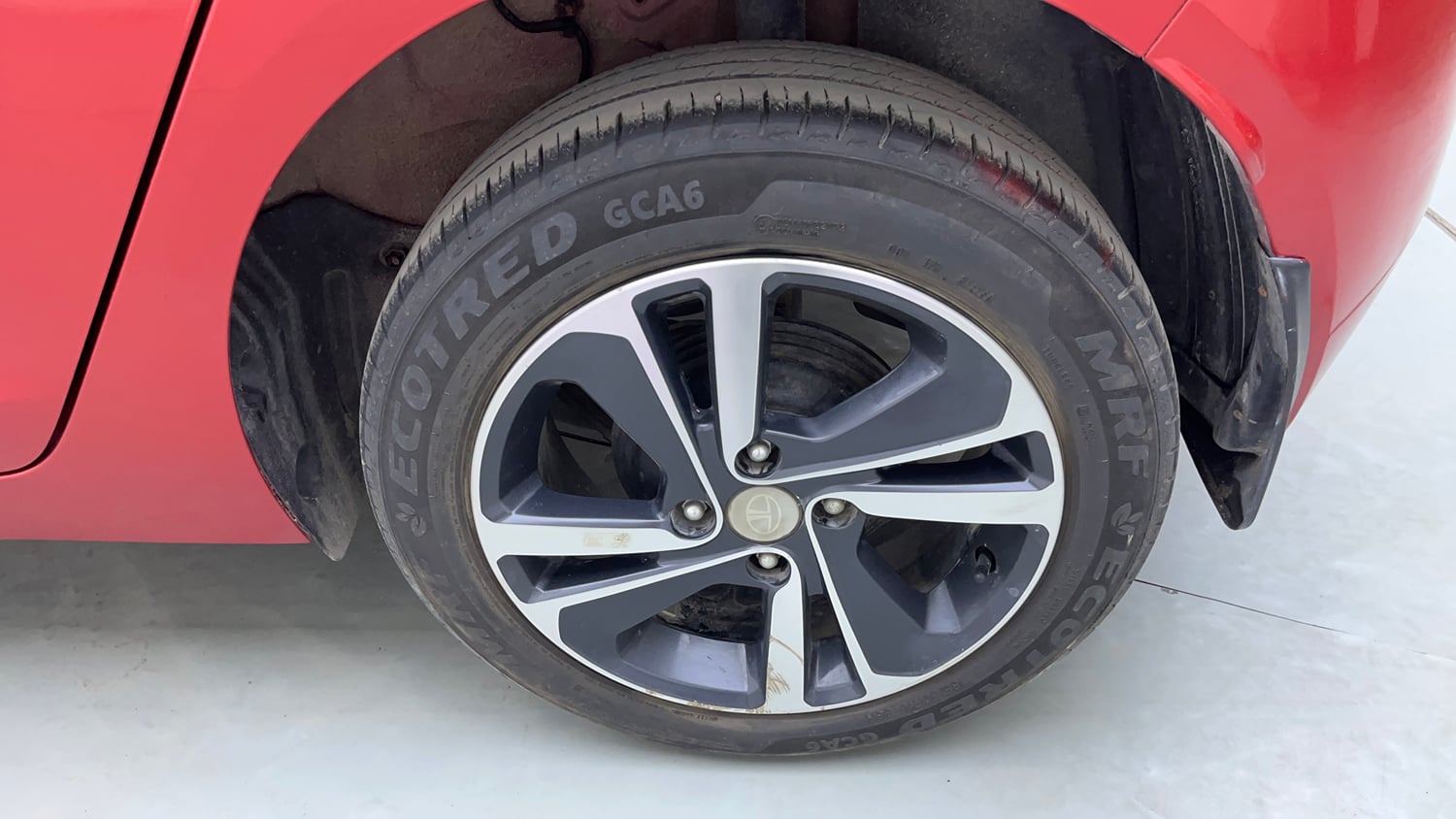 Used 2024 Tata Altroz XZ Plus i-Turbo (S) Petrol Manual tyres LEFT REAR TYRE RIM VIEW