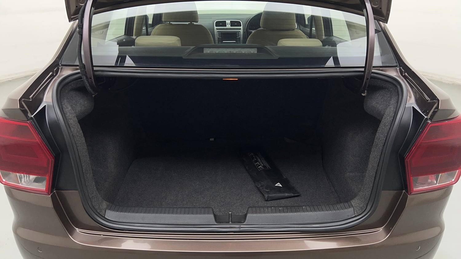 Used 2017 Volkswagen Ameo Highline1.2L (P) Petrol Manual interior DICKY INSIDE VIEW