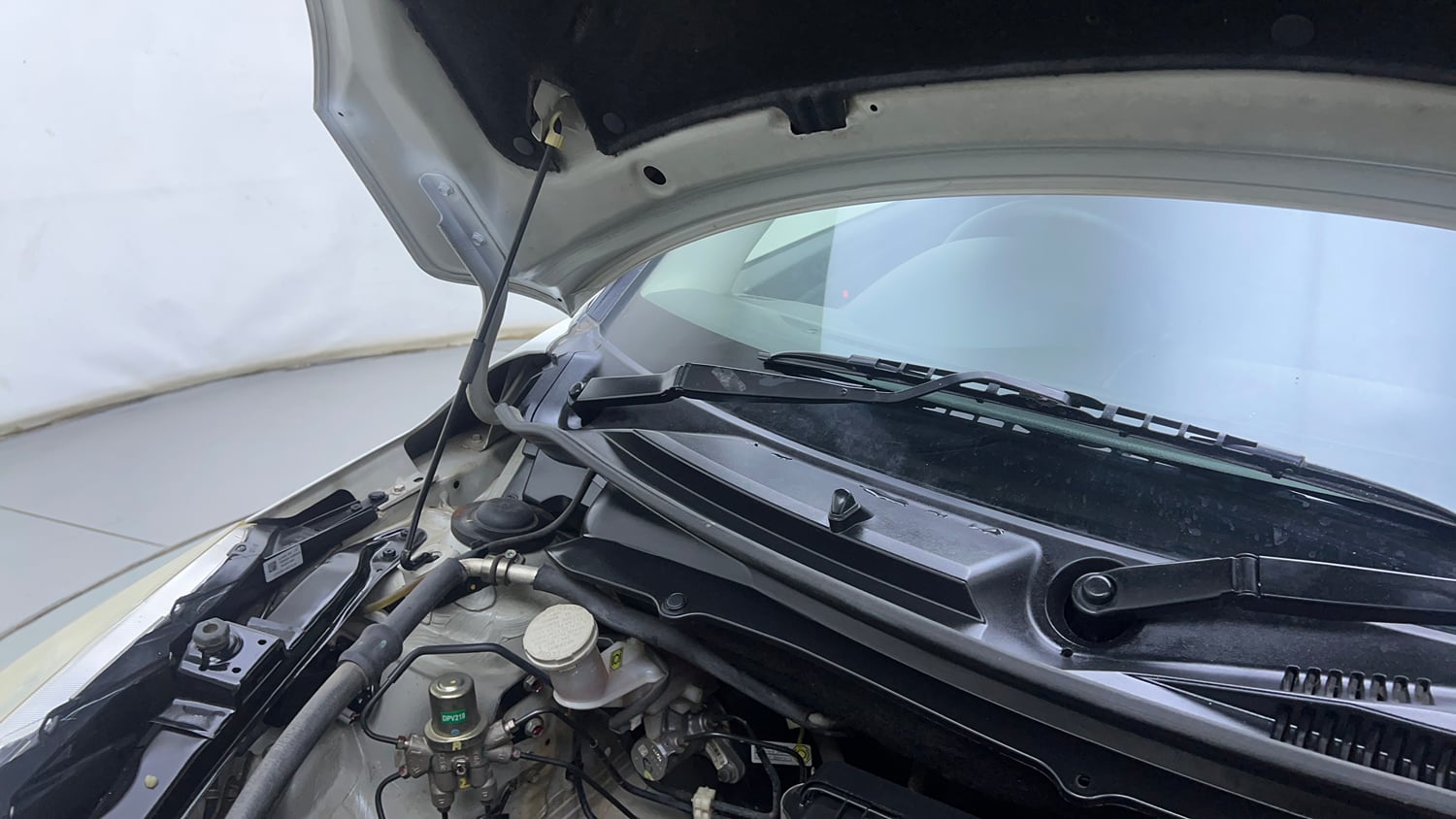 Used 2013 Maruti Suzuki Swift VXi Petrol Manual engine ENGINE RIGHT SIDE HINGE & APRON VIEW