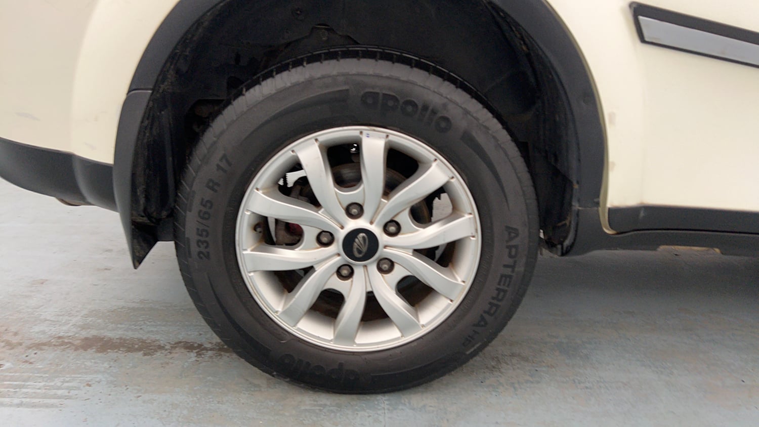 Used 2018 Mahindra XUV500 W9 Diesel Manual tyres RIGHT REAR TYRE RIM VIEW