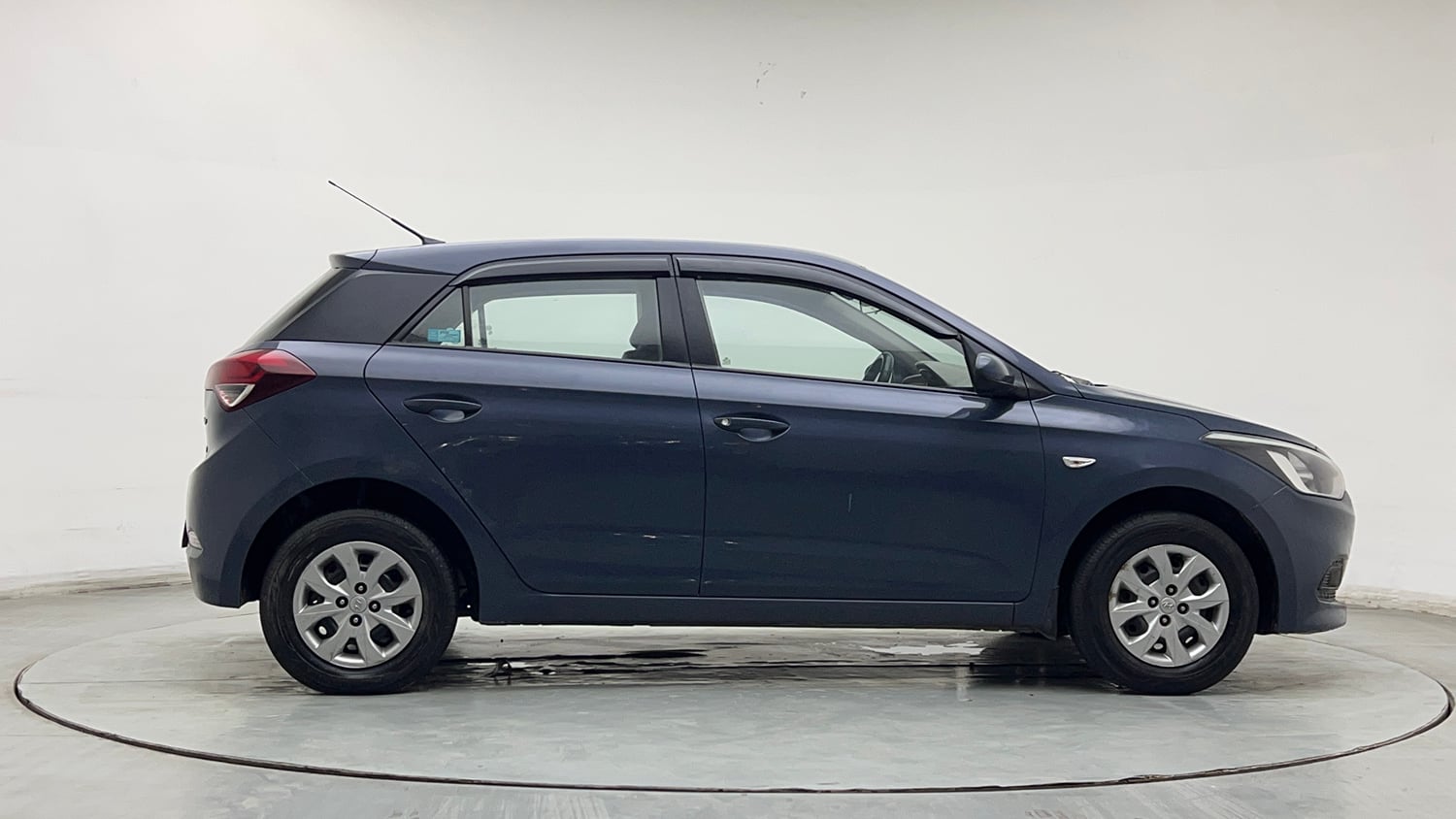 Used 2015 Hyundai Elite i20 Magna 1.2 Petrol Manual exterior RIGHT SIDE VIEW