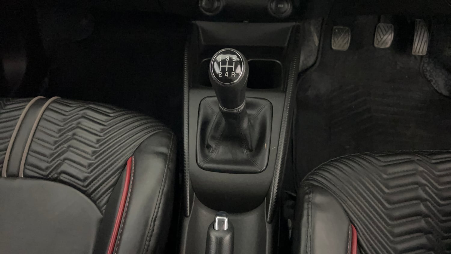 Used 2024 Maruti Suzuki Fronx Delta Plus 1.2L MT Petrol Manual interior GEAR  KNOB VIEW