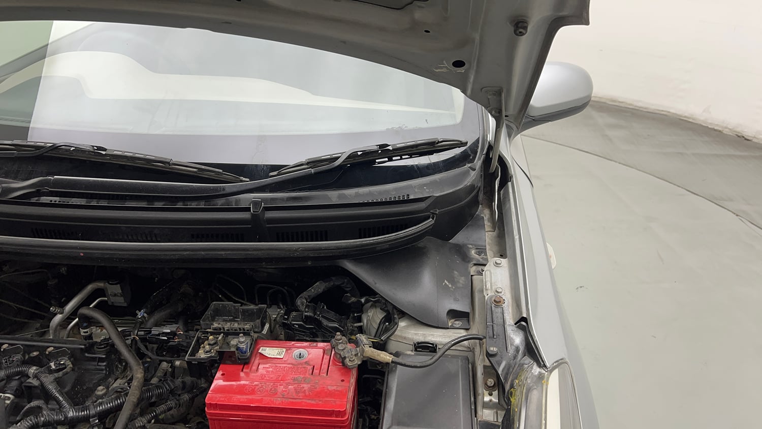 Used 2019 Hyundai Elite i20 Magna Executive 1.2 Petrol Manual engine ENGINE LEFT SIDE HINGE & APRON VIEW