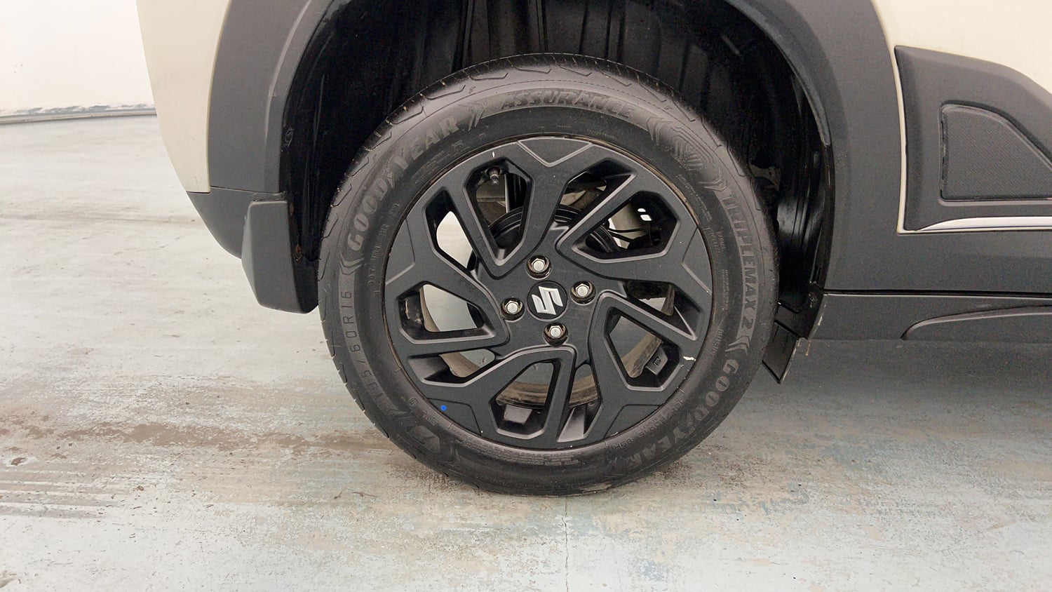 Used 2024 Maruti Suzuki Fronx Delta Plus 1.2L MT Petrol Manual tyres RIGHT REAR TYRE RIM VIEW
