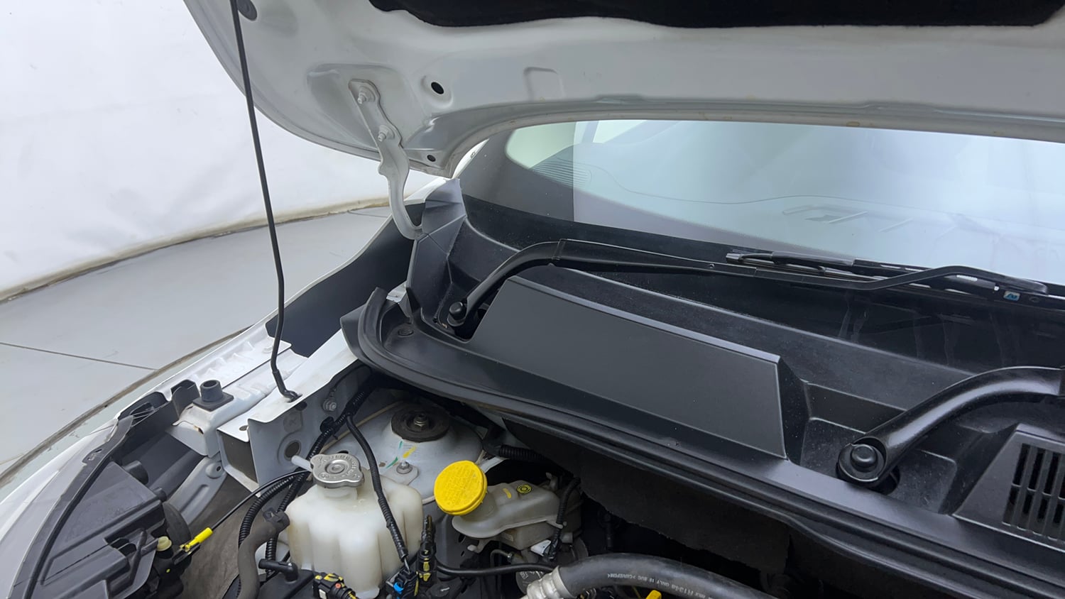 Used 2021 Renault Triber RXZ EASY-R AMT Petrol Automatic engine ENGINE RIGHT SIDE HINGE & APRON VIEW