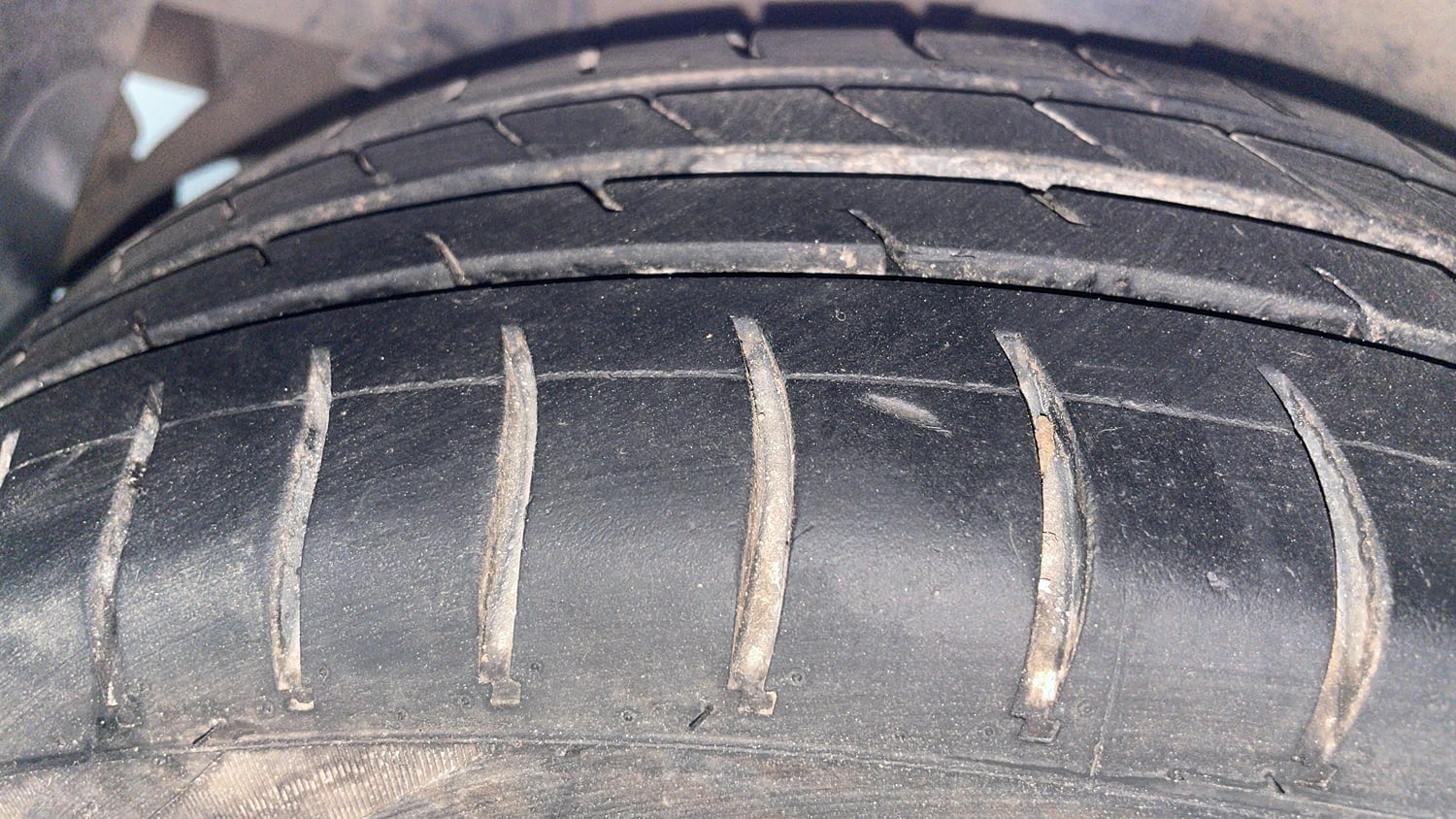 Used 2014 Hyundai Grand i10 Asta AT 1.2 Kappa VTVT Petrol Automatic tyres RIGHT REAR TYRE TREAD VIEW