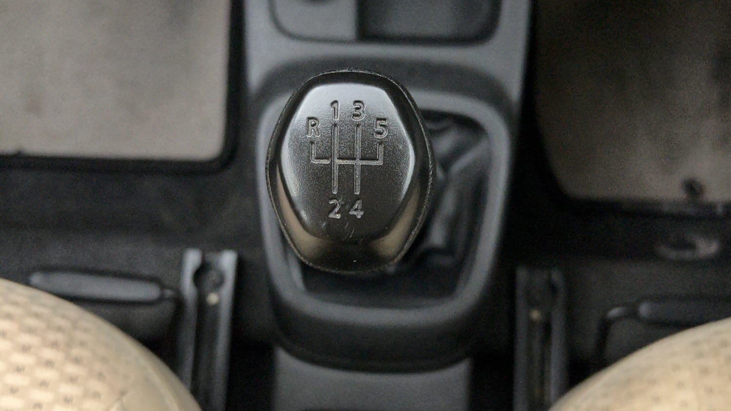Used 2018 Renault Kwid 1.0 RXT Petrol Manual interior GEAR  KNOB VIEW