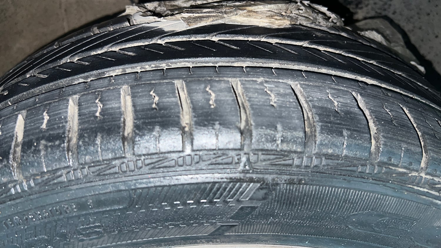Used 2017 Volkswagen Ameo Highline1.2L (P) Petrol Manual tyres RIGHT FRONT TYRE TREAD VIEW