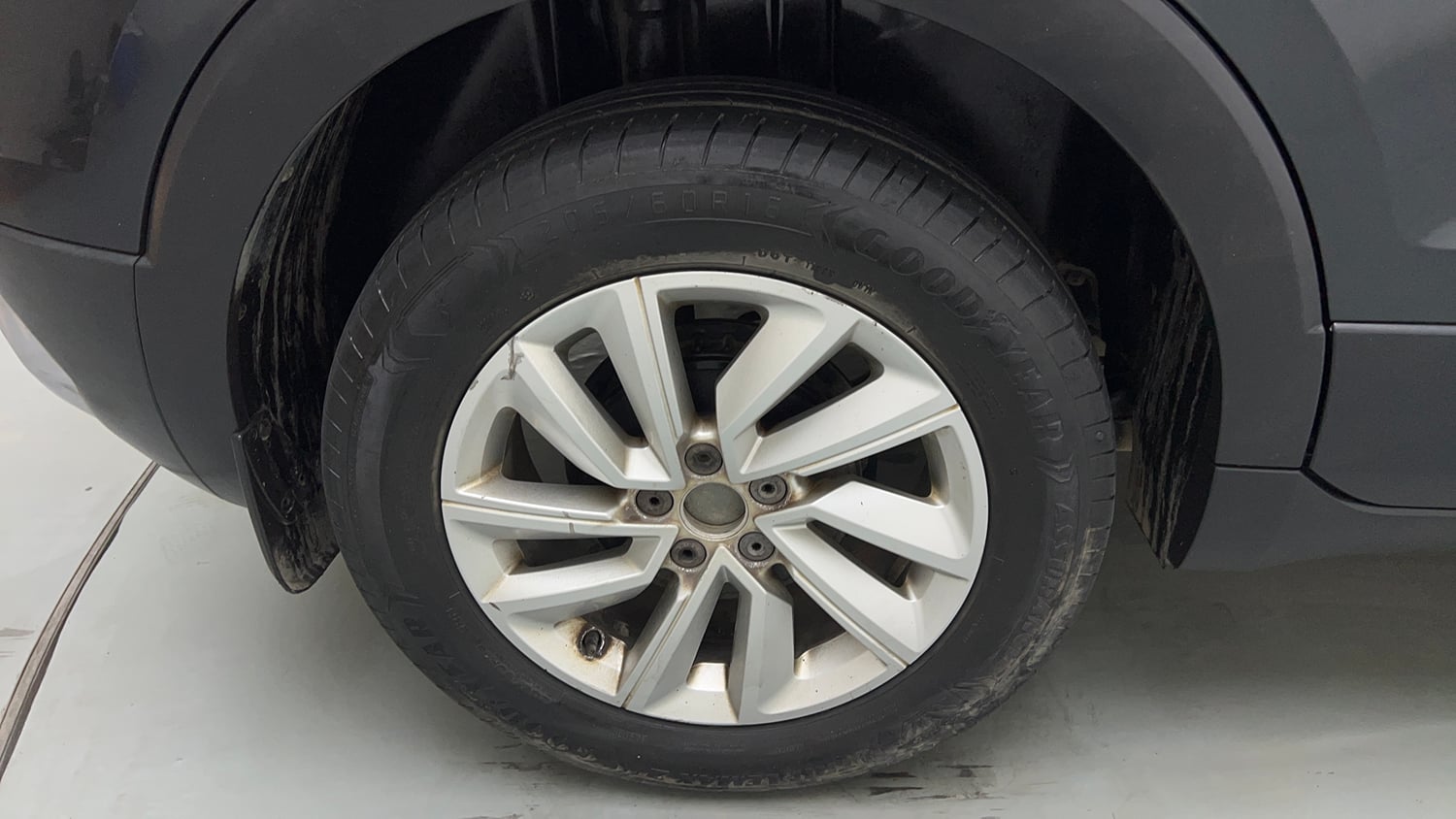 Used 2023 Volkswagen Taigun Highline 1.0 TSI MT Petrol Manual tyres RIGHT REAR TYRE RIM VIEW