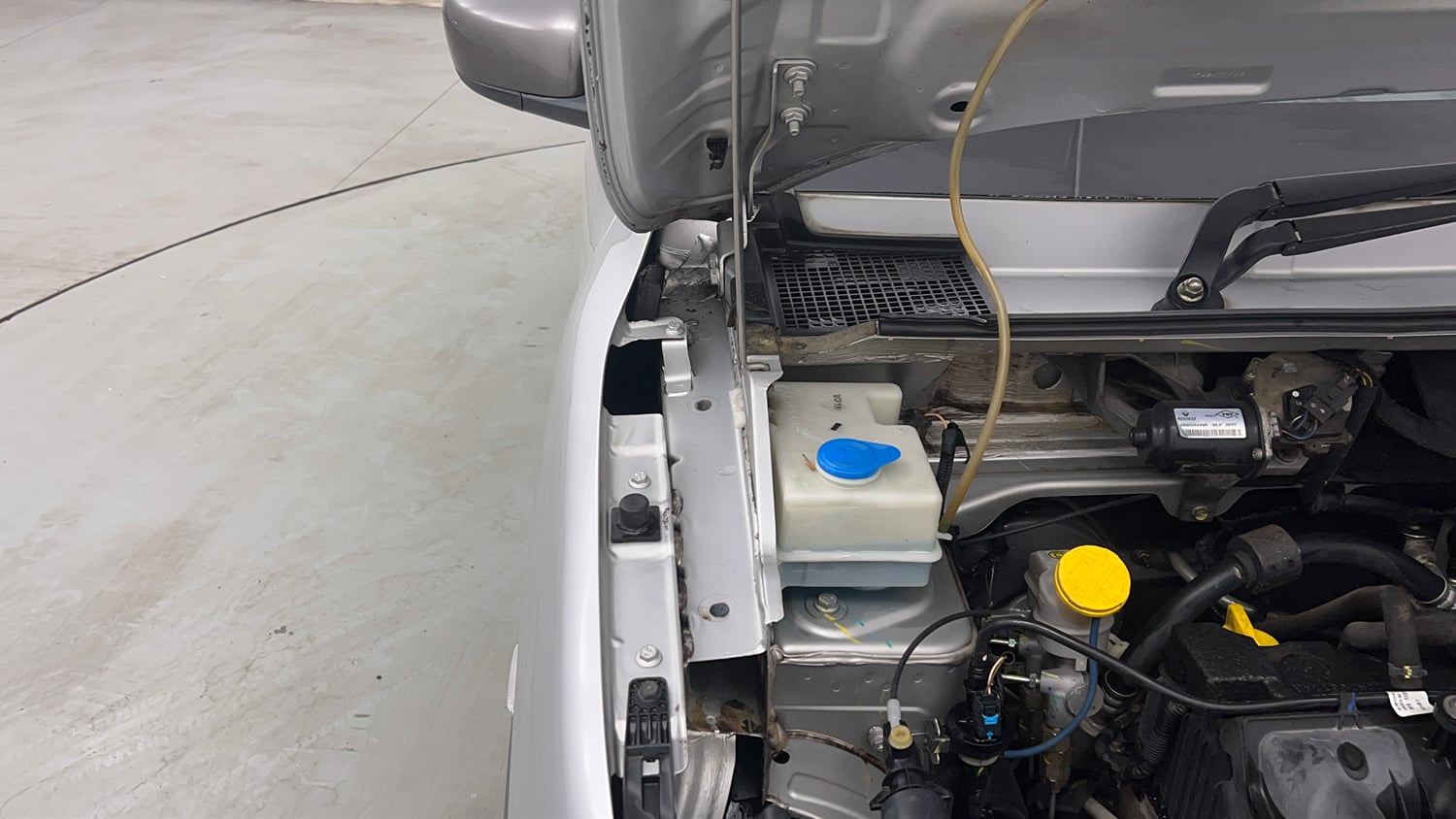 Used 2018 Renault Kwid 1.0 RXT Petrol Manual engine ENGINE RIGHT SIDE HINGE & APRON VIEW