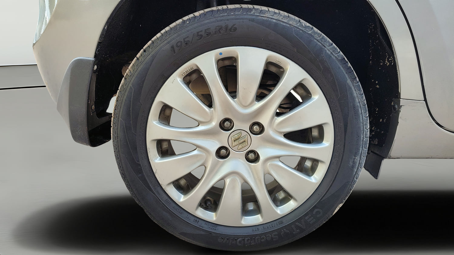 Used 2017 Maruti Suzuki Baleno Zeta 1.2 Petrol Manual tyres RIGHT REAR TYRE RIM VIEW