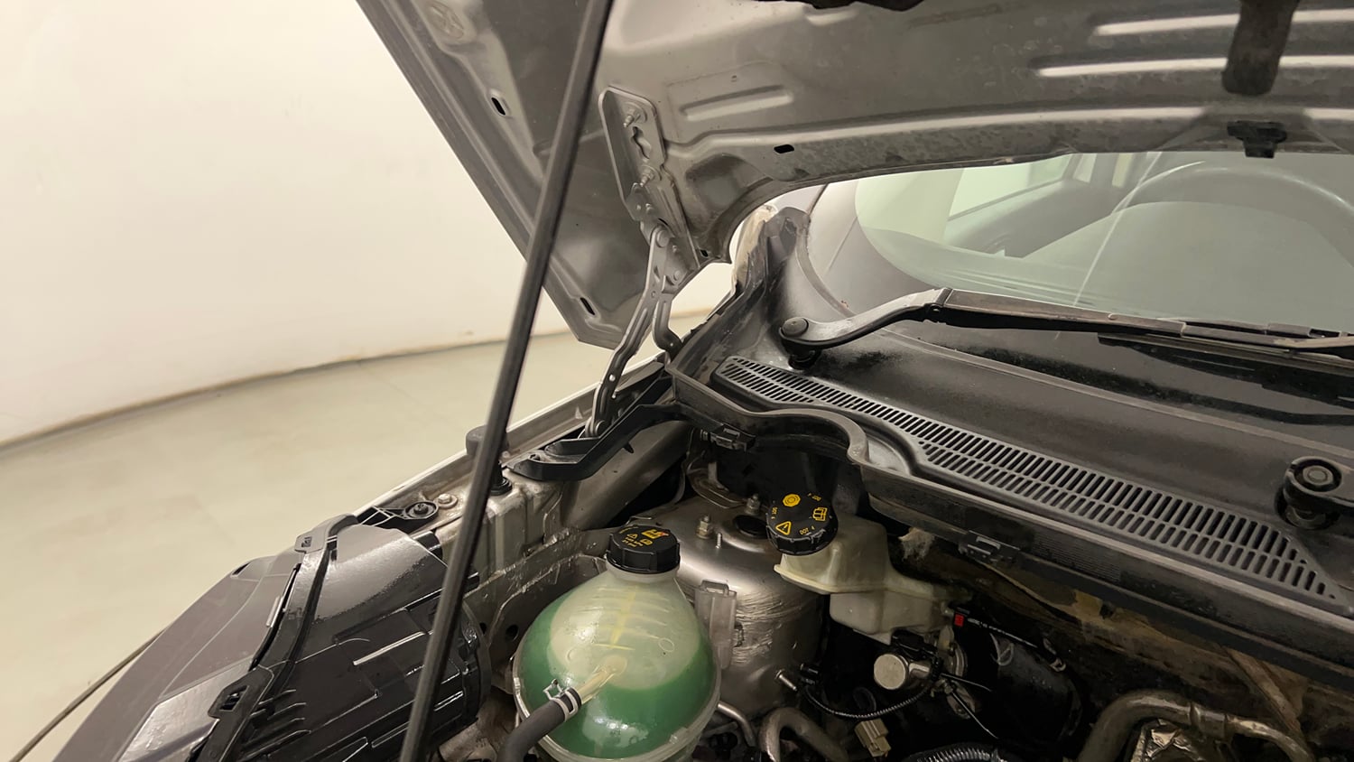 Used 2018 Ford EcoSport Titanium 1.5L Ti-VCT Petrol Manual engine ENGINE RIGHT SIDE HINGE & APRON VIEW