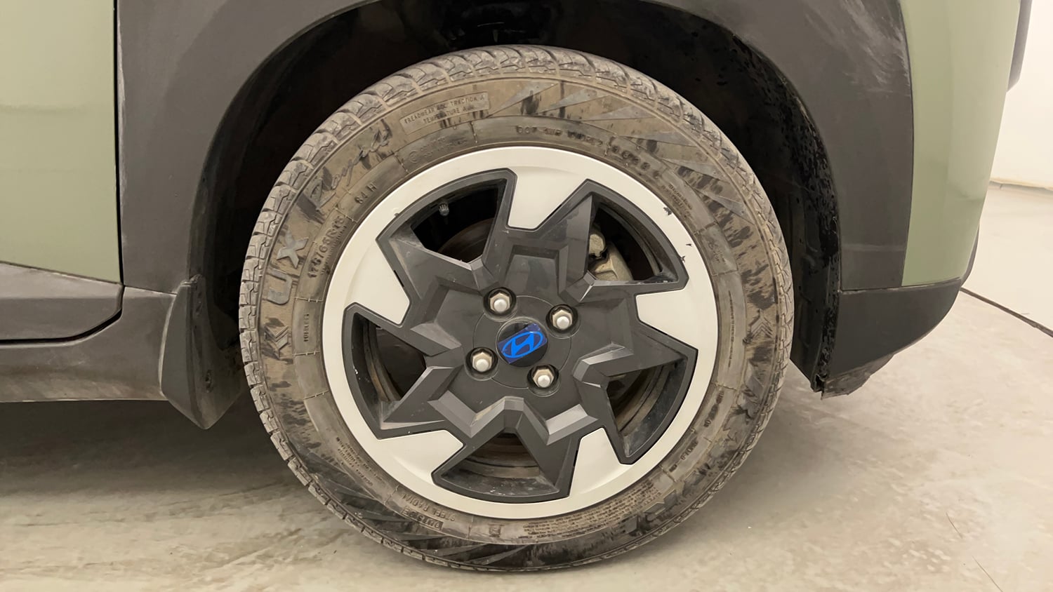Used 2024 Hyundai Exter SX 1.2 AMT Petrol Automatic tyres RIGHT FRONT TYRE RIM VIEW