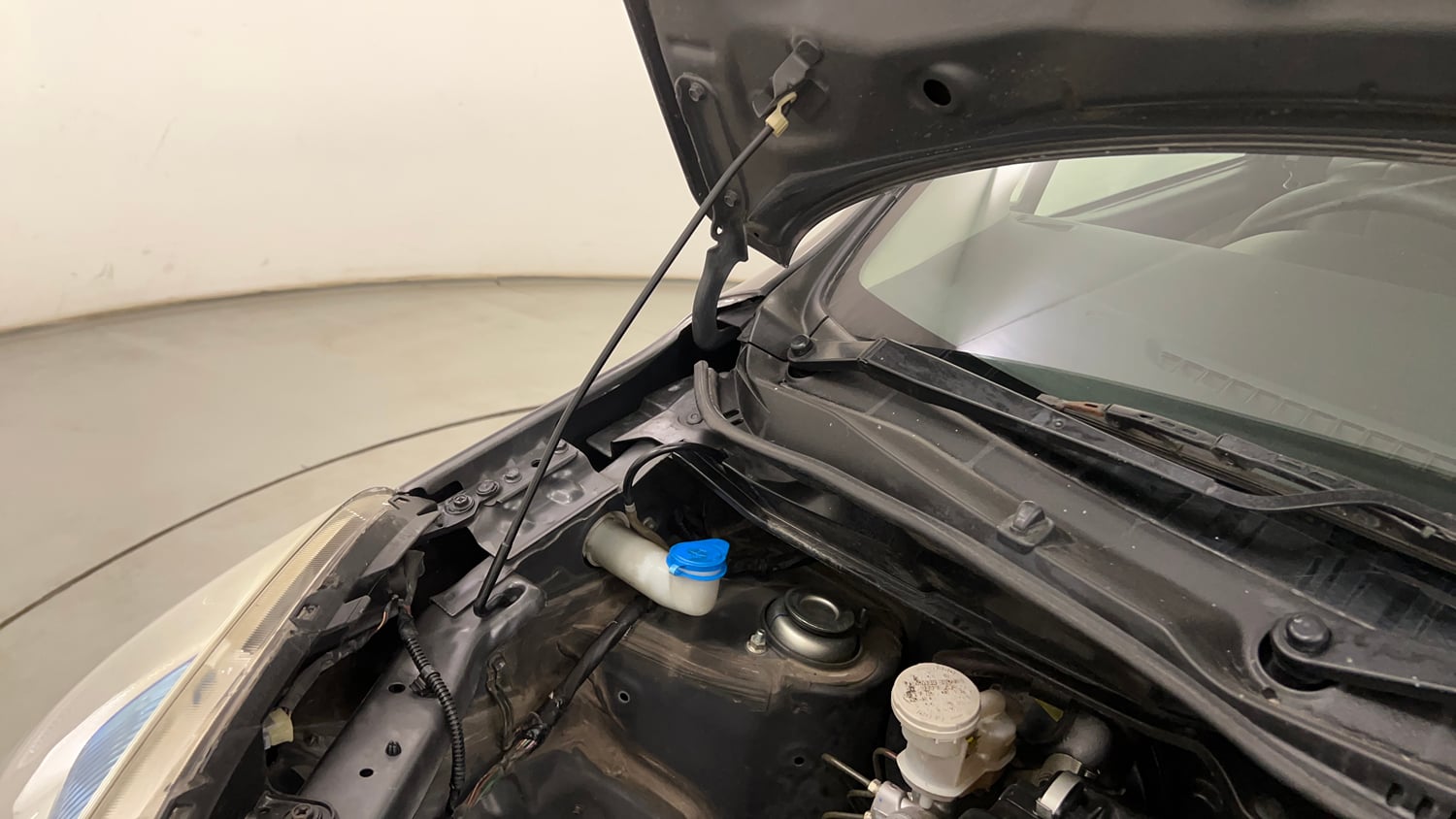 Used 2018 Maruti Suzuki Wagon R 1.0 VXI AMT Petrol Automatic engine ENGINE RIGHT SIDE HINGE & APRON VIEW