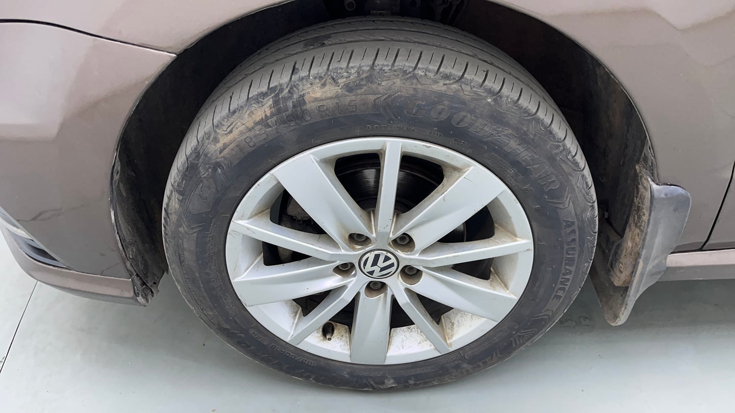 Used 2016 Volkswagen Ameo Highline 1.5L AT Diesel Automatic tyres LEFT FRONT TYRE RIM VIEW