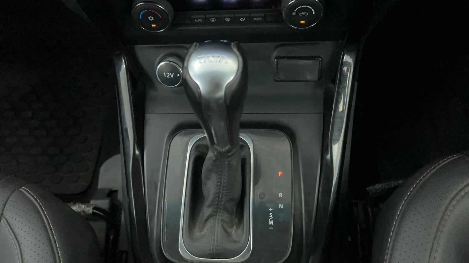 Used 2017 Tata Hexa XTA 4x2 7 STR Diesel Automatic interior GEAR  KNOB VIEW