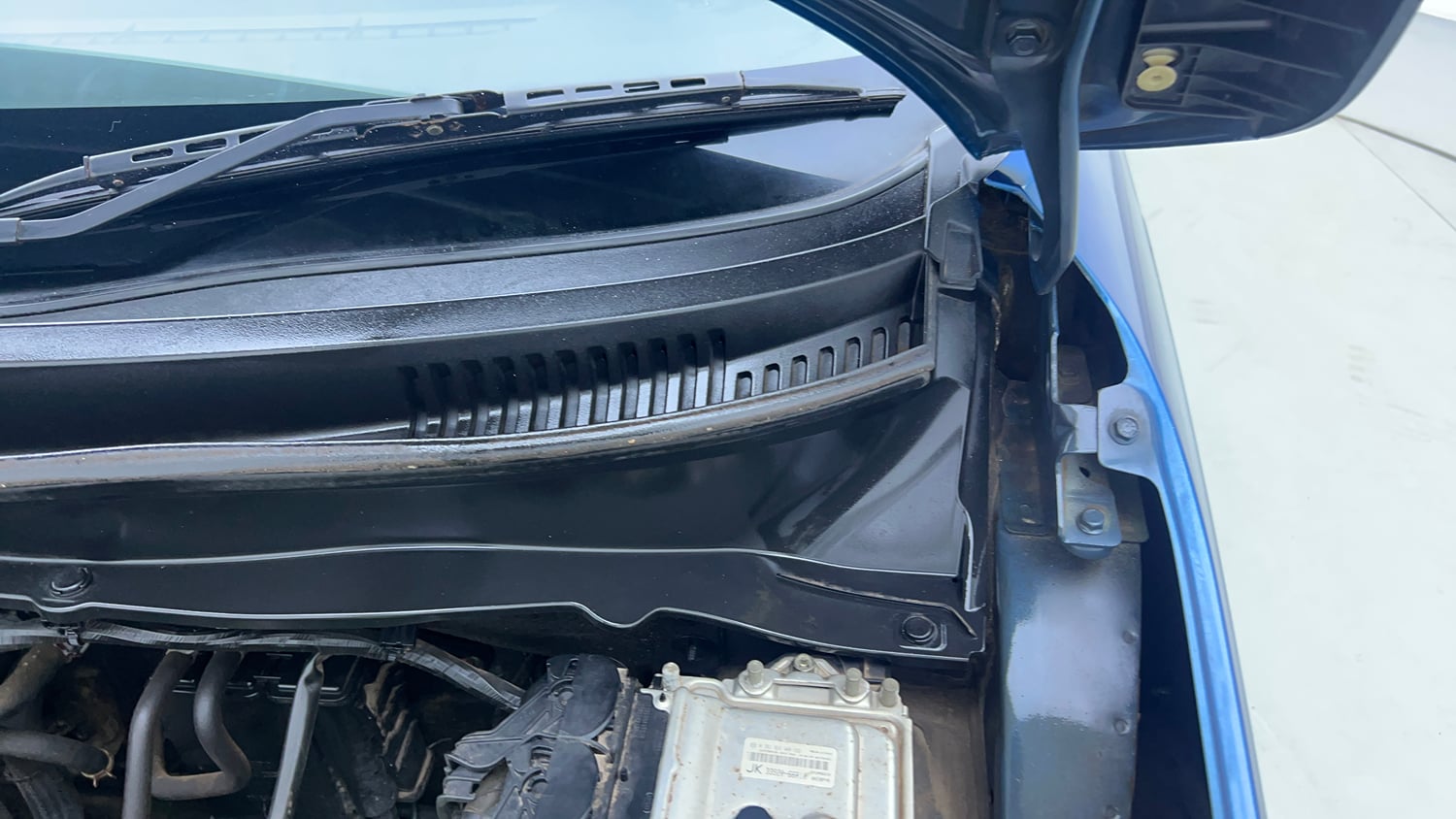 Used 2019 Maruti Suzuki Ignis Zeta 1.2 AMT Petrol Automatic engine ENGINE LEFT SIDE HINGE & APRON VIEW