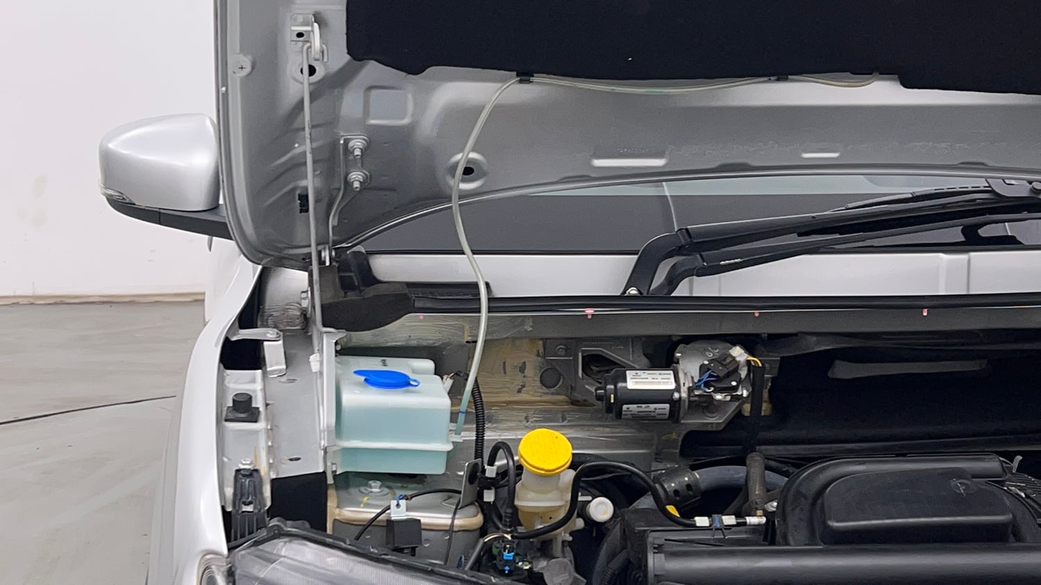 Used 2025 Renault Kwid RXT 1.0L AMT Petrol Automatic engine ENGINE RIGHT SIDE HINGE & APRON VIEW