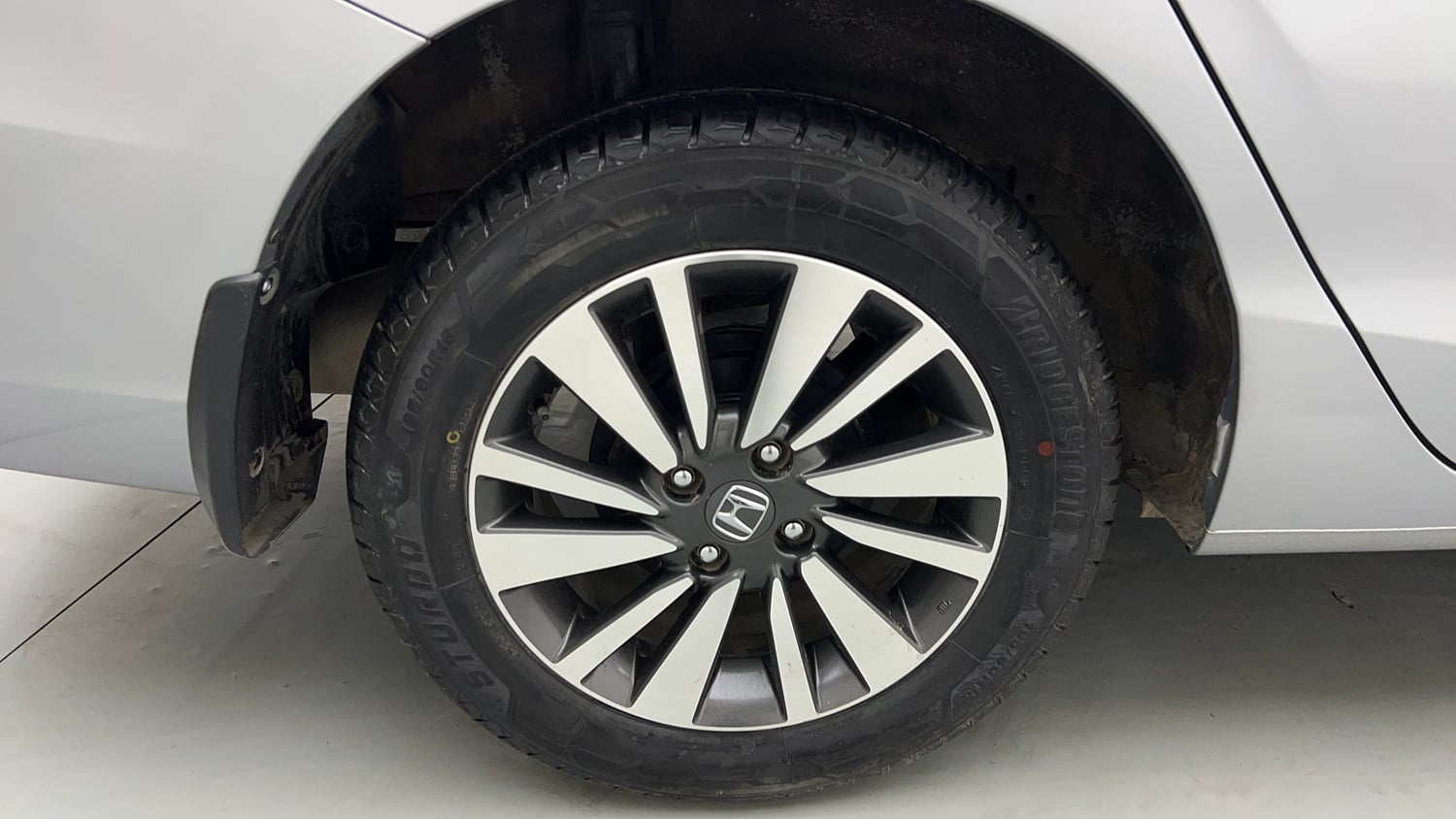 Used 2023 Honda City V Petrol CVT Petrol Automatic tyres RIGHT REAR TYRE RIM VIEW